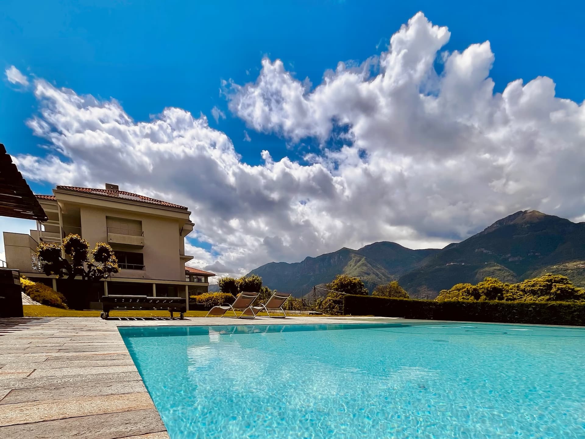 Piscina a sfioro con vista sulle Prealpi e Valle Camonica